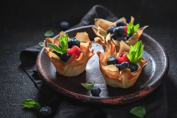 Delicious phyllo cups made of cream and fresh berry fruits — Stok fotoğraf