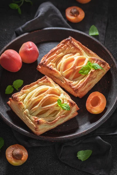 Tuoreet leivonnaiset, joissa on tomusokeria ja tuoreita persikoita — kuvapankkivalokuva