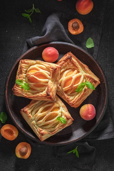 Tuoreilla persikoilla täytetyt mehukkaat leivonnaiset — kuvapankkivalokuva