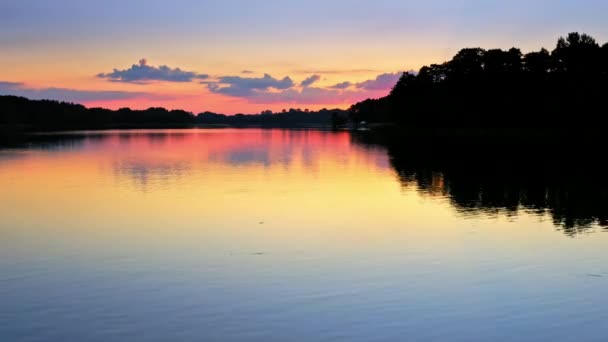 Calma puesta de sol en el lago en verano — Vídeo de stock