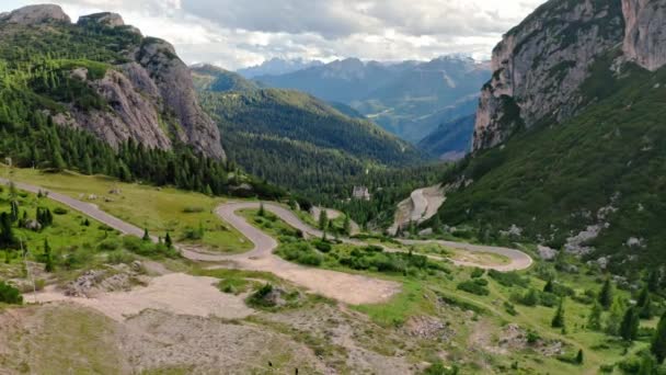 Passo Falazarego, pico Sass de Stria, Dolomitas, vista aérea — Vídeo de stock