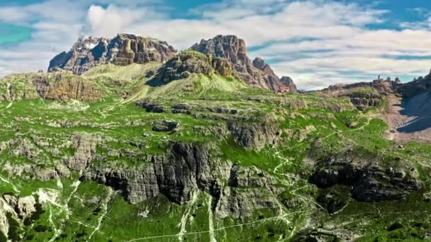 Vue aérienne du refuge Dreizinnen Hut à Tre Cime, Dolomites — Video