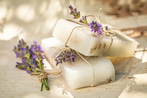 Naturliga Kuber Lavendel Tvål Vit Stol — Stockfoto