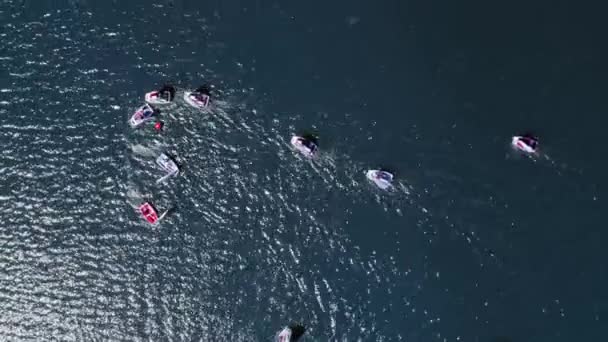 Visão de cima para baixo velejando pequenos barcos no lago — Vídeo de Stock