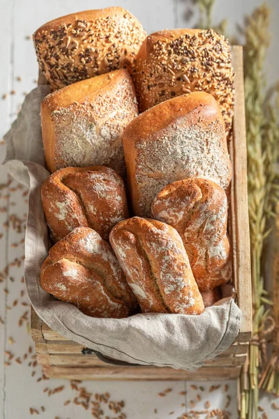 Leckere Brötchen Für Ein Gesundes Frühstück Holzkiste — Stockfoto