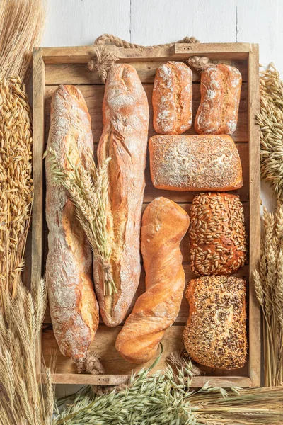 Mix Aus Hausgemachten Brötchen Und Baguettes Für Ein Leckeres Frühstück — Stockfoto