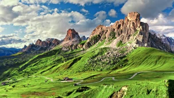 Vista aérea do verde Passo Giau, Dolomitas — Vídeo de Stock