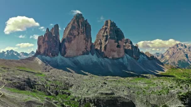 Avrupa 'daki İtalyan Dolomitlerinde Tre Cime' ye havadan bakış — Stok video