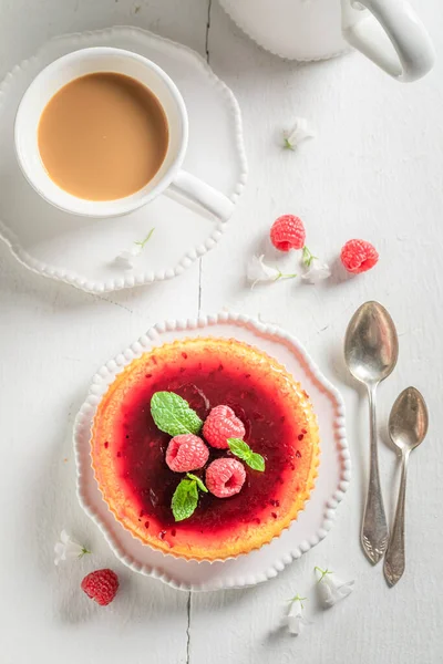 Γλυκό Και Φρέσκο Cheesecake Βατόμουρο Κόκκινο Ζελέ — Φωτογραφία Αρχείου