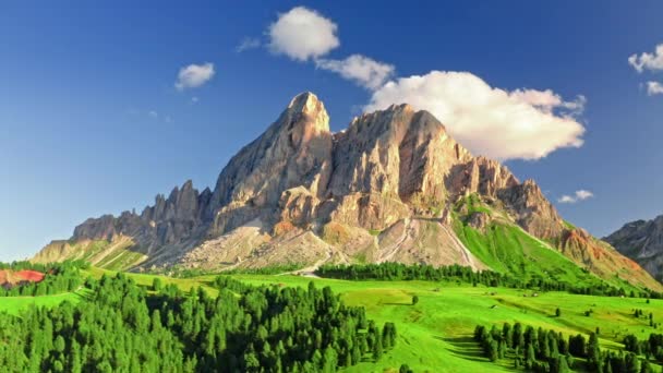 Impresionante Passo delle Erbe, Dolomitas, vista aérea — Vídeo de stock