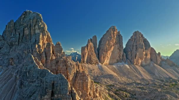 Prachtig uitzicht op berghut Dreizinnen Hut en Tre Cime — Stockvideo