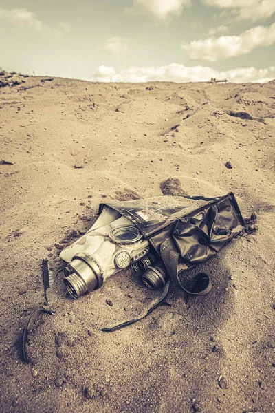 Contaminated Gas Mask Sunburned Toxic Desert — Stock Photo, Image