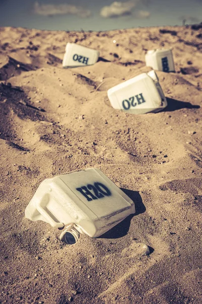 Kontaminerte Vannbokser Den Solbrente Giftige Ørkenen – stockfoto