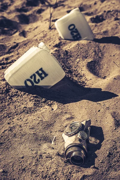 Dirty Water Cans Toxic Danger Desert — Stock Photo, Image