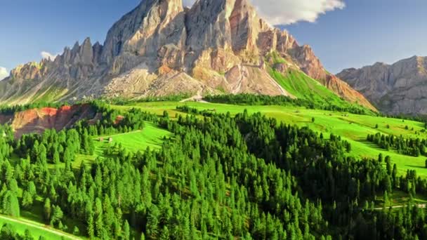 Vista aérea de Passo delle Erbe al atardecer en Dolomitas — Vídeos de Stock