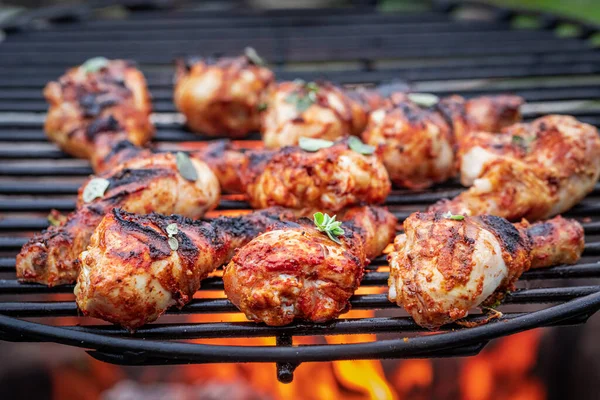 Lecker Und Würzig Gegrillte Hähnchenkeule Mit Gewürzen Auf Dem Grill — Stockfoto