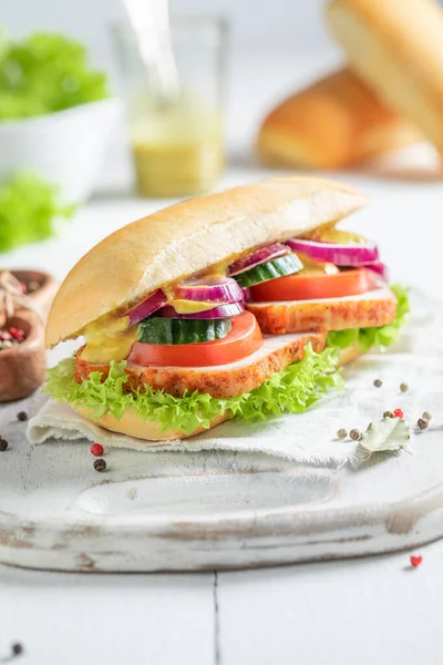 梅や野菜とポークネックの自家製サンドイッチ — ストック写真
