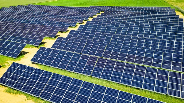 Painéis Solares Azuis Turbinas Eólicas Verão Polônia — Fotografia de Stock