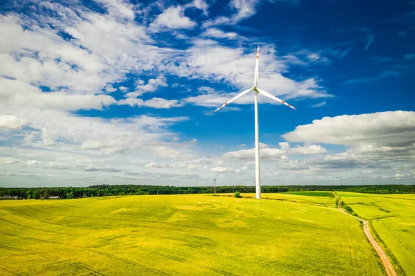 Voando Acima Uma Grande Turbina Eólica Campo Estupro — Fotografia de Stock