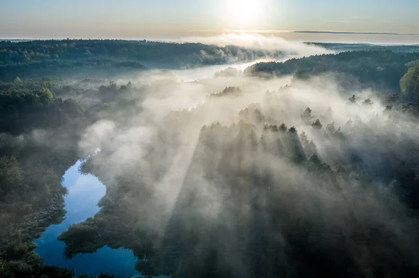 Nevoeiro Sobre Rio Com Raios Outono Vista Aérea — Fotografia de Stock