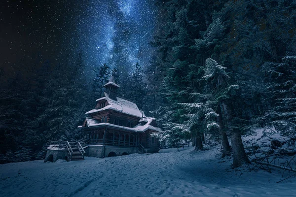 겨울에는 자코파네에 예배당 치주로 밀키웨이 — 스톡 사진