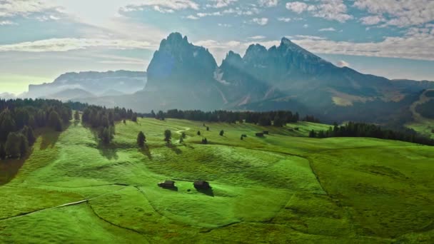 Zelené kopce v Alpe di Siusi při východu slunce, letecký pohled — Stock video