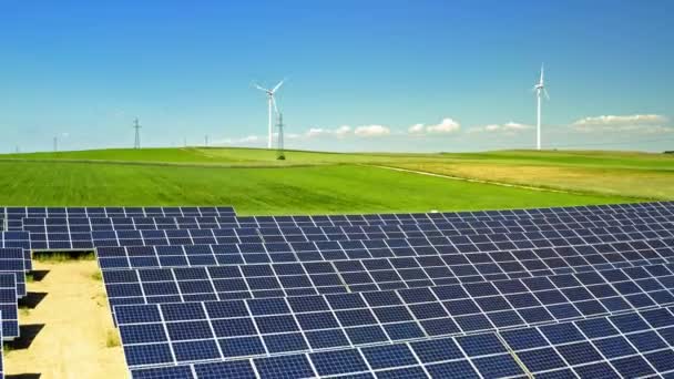 Paneles solares, aerogeneradores y campo verde, vista aérea, Polonia — Vídeo de stock