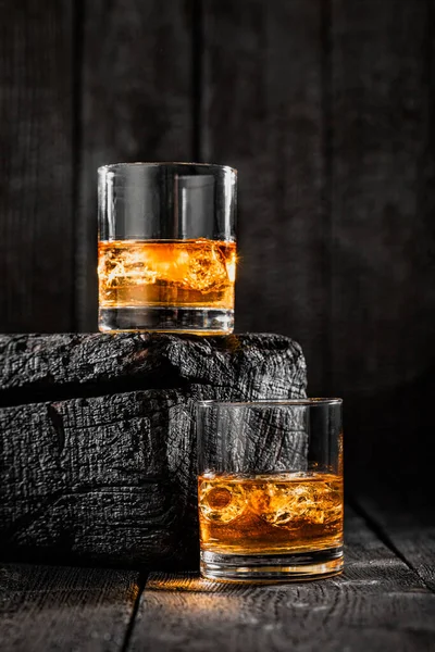 Due Bicchieri Whisky Con Ghiaccio Legno Bruciato — Foto Stock