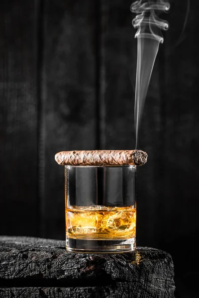 Whisky Sobre Hielo Cigarro Sobre Madera Quemada — Foto de Stock