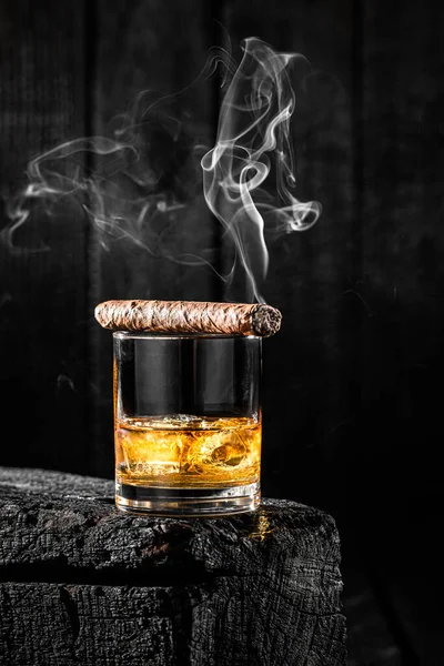Fumer Cigare Sur Verre Whisky Avec Glace — Photo