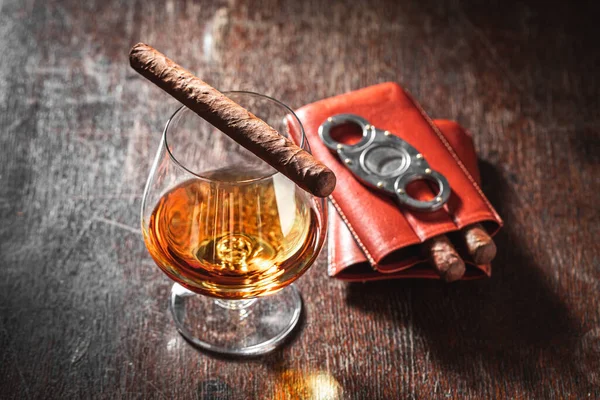 Cigar Brendyglas Träbord — Stockfoto