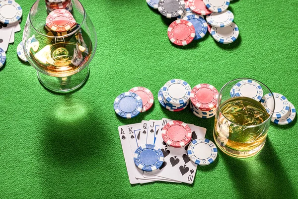 Cartões Fichas Mesa Quatro Pessoas Para Poker — Fotografia de Stock