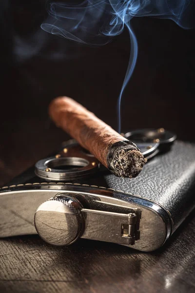 Burning Cigar Luxury Leather Hip Flask Black Background — Stock Photo, Image