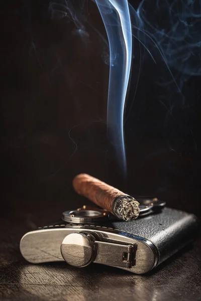 Fiaschetta Cuoio Sigaro Bruciante Sfondo Nero — Foto Stock