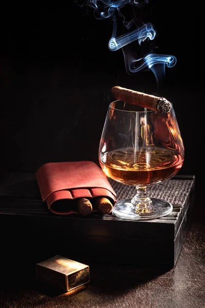 Cognac Cigare Fumeur Sur Vieille Cave — Photo