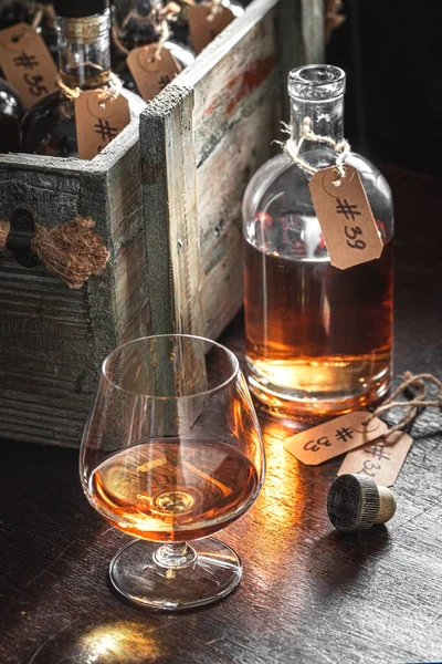 Whisky Invecchiato Scatola Legno Con Bottiglie Della Distilleria — Foto Stock