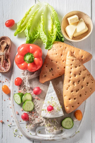 Vista Dall Alto Preparazione Sandwich Primavera Tavolo Bianco — Foto Stock