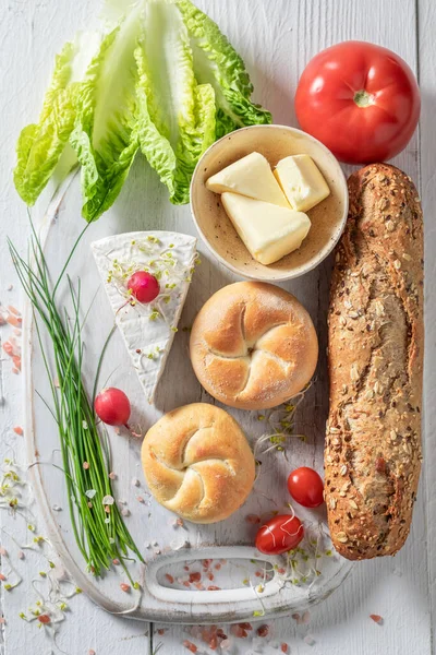 Νόστιμα Και Φρέσκα Υλικά Για Σάντουιτς Λευκό Τραπέζι — Φωτογραφία Αρχείου