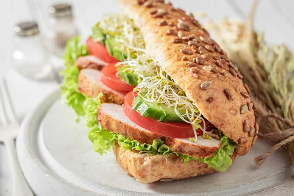 닭고기 도마도 오이와 샌드위치를 — 스톡 사진