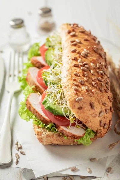 ローストチキンと野菜とおいしいサンドイッチ — ストック写真