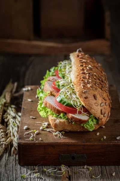 ローストチキン レタス トマトとサンドイッチの閉鎖 — ストック写真