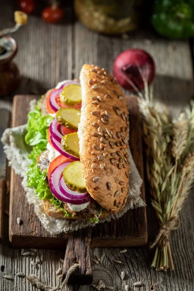 Leckeres Sandwich Mit Gebratenem Schweinehals Gurken Und Roten Zwiebeln — Stockfoto