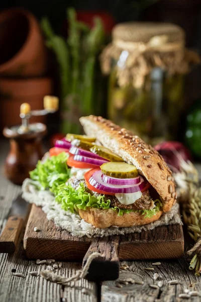 Delizioso Panino Con Cetriolini Collo Maiale Arrosto Cipolla Rossa — Foto Stock