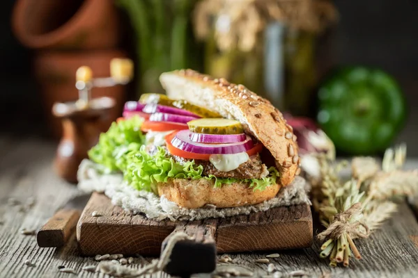 Kızarmış Domuz Eti Kırmızı Soğan Turşulu Sandviç — Stok fotoğraf
