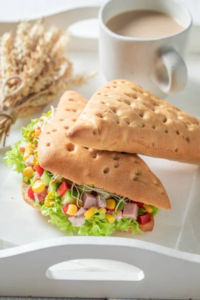 レタス コショウ コーン ハムのサンドイッチ — ストック写真