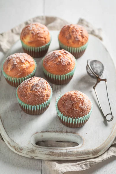 Muffins Yaourt Délicieux Sucré Sur Une Planche Bois Blanc — Photo