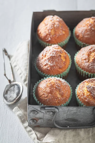 Sluiten Van Yoghurt Muffins Rustieke Donkere Tafel — Stockfoto