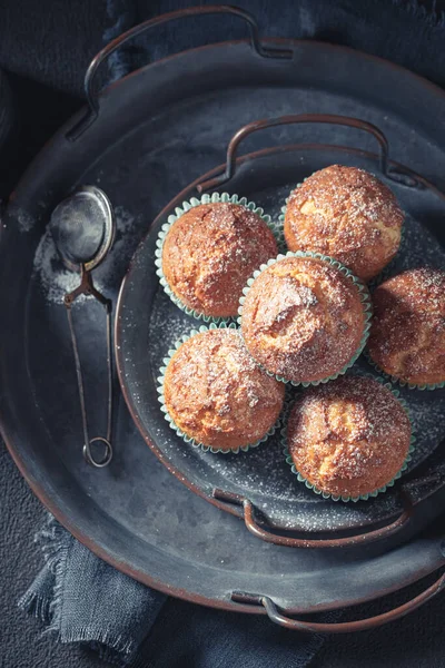 Χρυσά Και Νόστιμα Muffins Γιαουρτιού Παλιό Μεταλλικό Πιάτο — Φωτογραφία Αρχείου