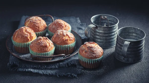 Deliziosi Marroni Muffin Allo Yogurt Tavolo Scuro Rustico — Foto Stock