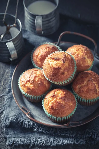 Leckere Und Süße Joghurt Muffins Auf Rustikalem Dunklen Tisch — Stockfoto